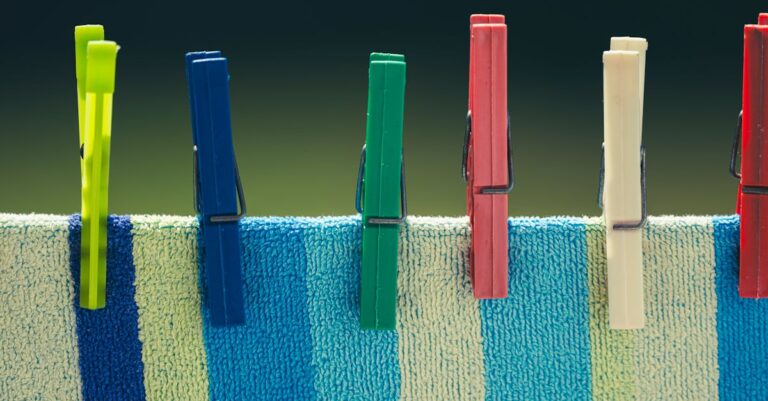 Estatístico testando suposições em plots de regressão com foco em gráficos residuais e fundos profissionais