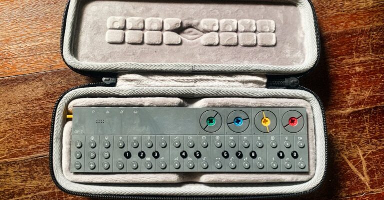 Acadêmico sintetizando ideias em papéis organizados sobre escrivaninha iluminada naturalmente.