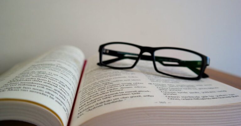 Pesquisador organizando estrutura de texto em documento digital com expressão concentrada