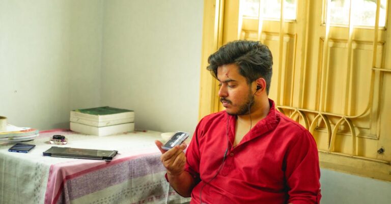 Estudante universitária planejando estrutura de tese em caderno em ambiente minimalista com luz natural