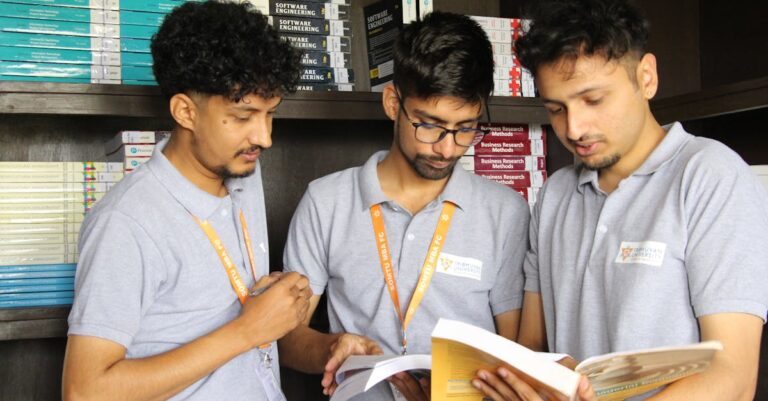 Estudante ensaiando apresentação oral em frente a espelho com slides projetados