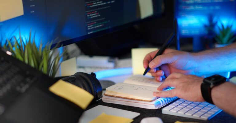 Estudante de pesquisa marcando checklist em caderno em ambiente de estudo iluminado naturalmente