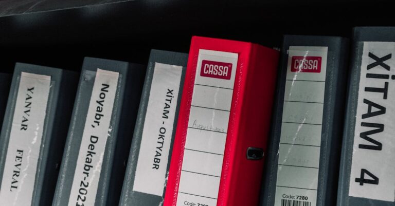 Mão arrastando arquivo PDF para aplicativo de gerenciamento de referências em tela de laptop