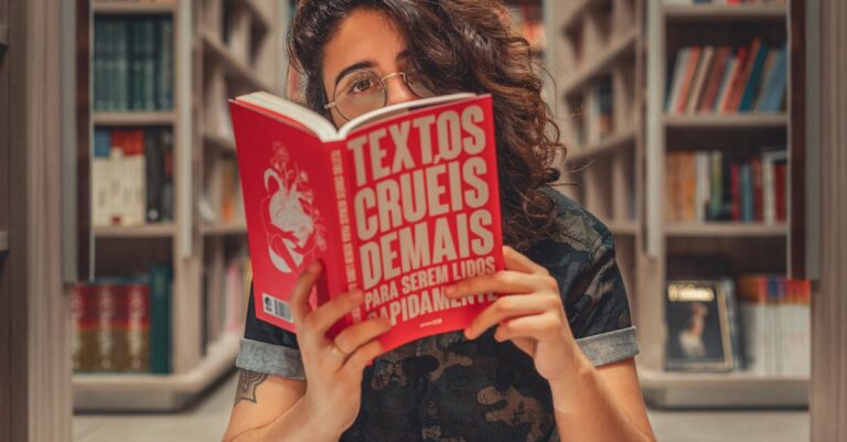 Acadêmico anotando design do estudo em laptop com expressão concentrada e fundo clean