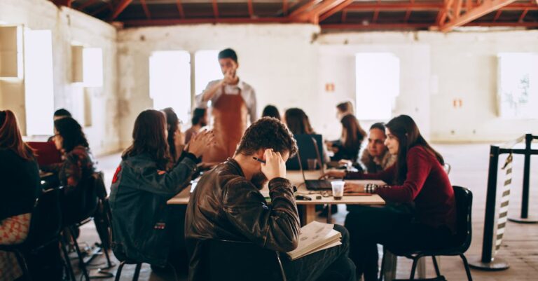 Grupo de pesquisadores discutindo resultados acadêmicos em reunião com fundo clean