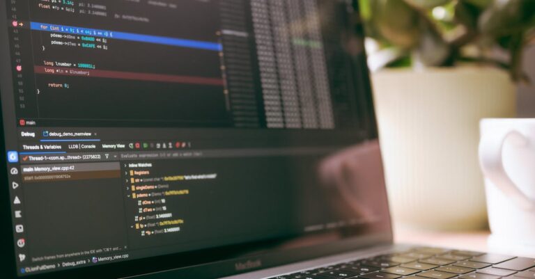 Estatístico programando regressões em laptop com foco em códigos e gráficos