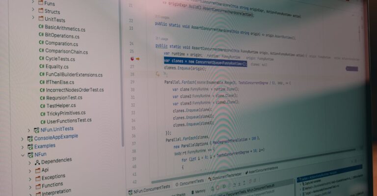 Close-up de mãos em teclado executando teste estatístico em software com gráficos na tela