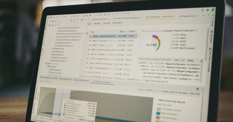 Programador editando código e dados anonimizados em laptop minimalista bright office