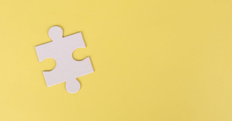 Pesquisador conectando peças de puzzle representando documentos acadêmicos em mesa clara