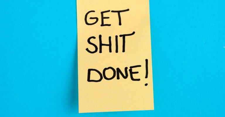 Pesquisador destacando conquistas quantificáveis em notas acadêmicas com foco nítido