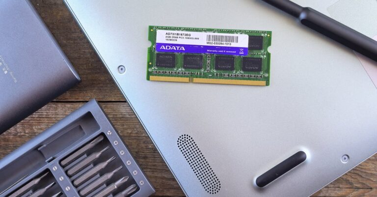 Pesquisador usando ferramentas digitais para escrita acadêmica em laptop minimalista