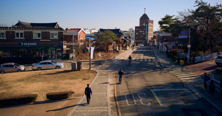 Caminhos divididos se unindo em horizonte claro, simbolizando integração acadêmica