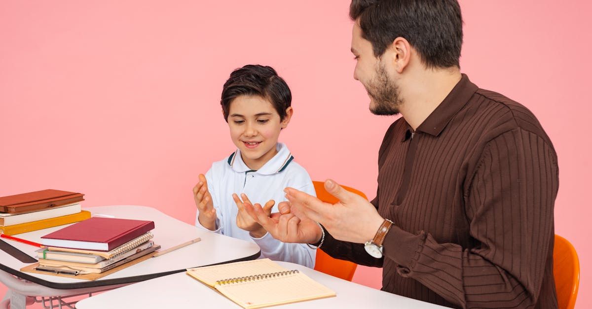 Professor e estudante doutorando em conversa focada sobre pesquisa em mesa com laptop e cadernos, fundo claro e minimalista