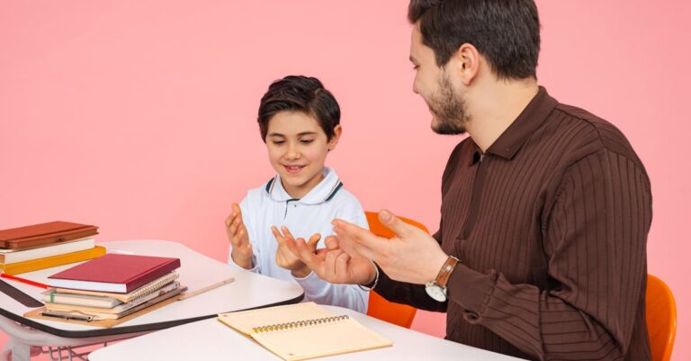 Orientador e estudante discutindo documento acadêmico em ambiente profissional com iluminação natural