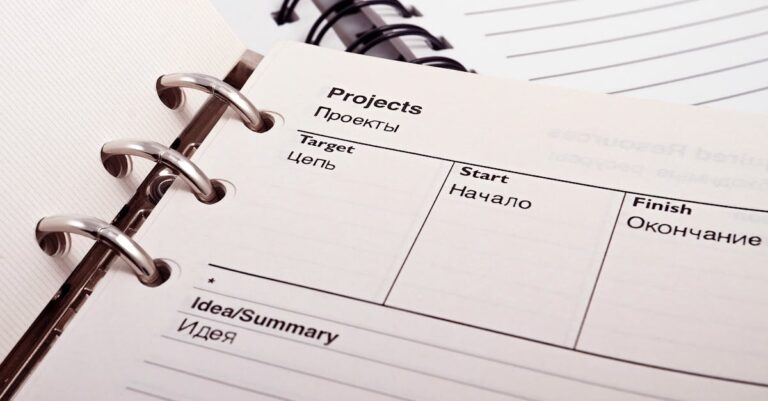 Pesquisador organizando passos em planilha ou caderno em mesa de trabalho limpa e iluminada