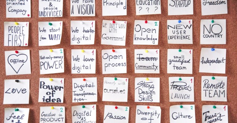 Pesquisador marcando itens em quadro ou planilha com cores para filtrar prioridades acadêmicas, fundo limpo