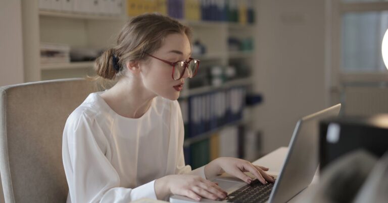 Pesquisador criando pastas e tags em software de gestão bibliográfica no laptop