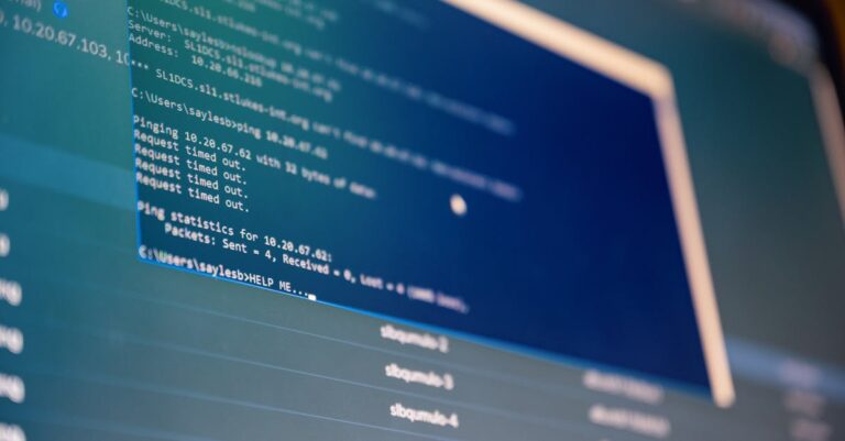 Pesquisador enviando arquivos para repositório online em tela de computador clara