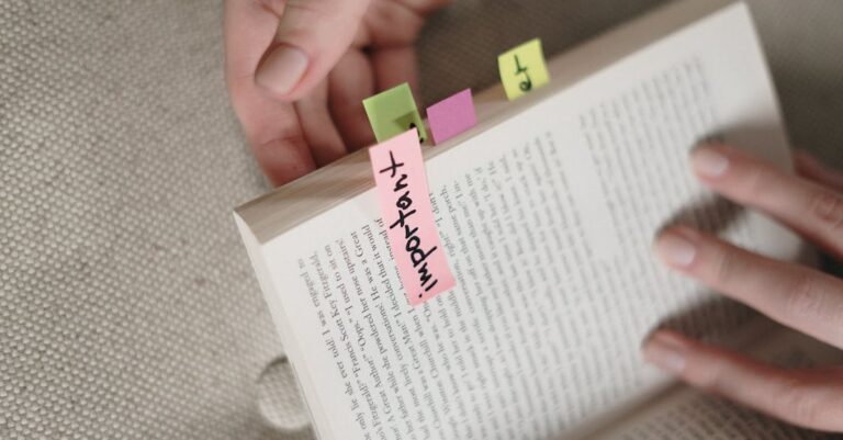 Pesquisador confiante revisando notas de sucesso acadêmico em mesa clean