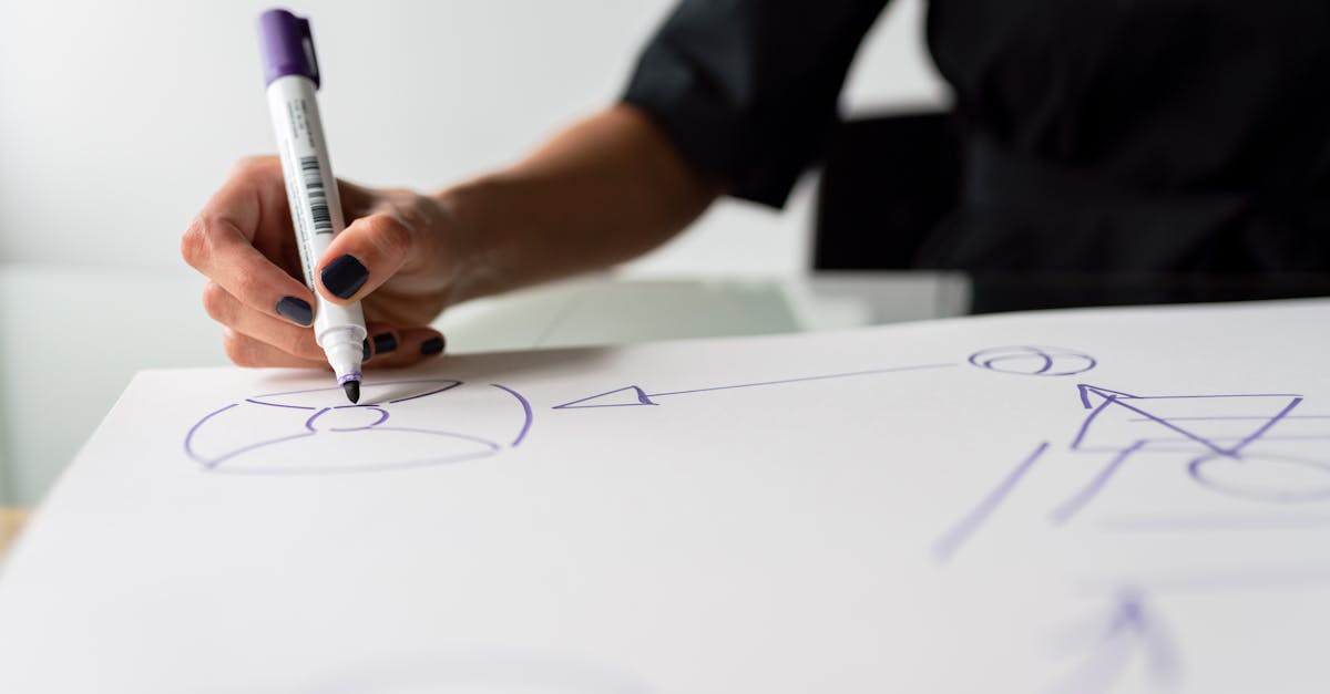 Pesquisador em ambiente minimalista desenhando um fluxograma lógico em caderno sobre mesa clara com iluminação natural.