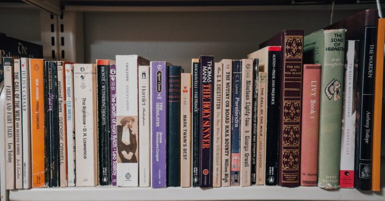 Pesquisador tendo momento de insight lendo artigos acadêmicos em fundo minimalista