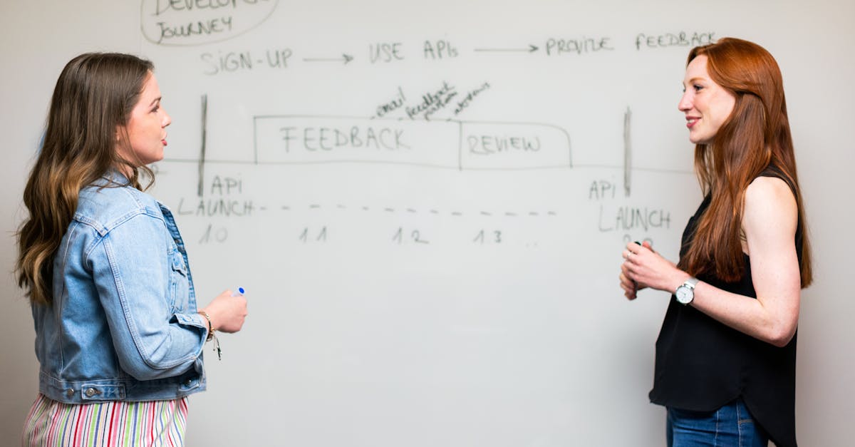 Pesquisadora focada analisando feedback de revisores em laptop sobre mesa clara com iluminação natural