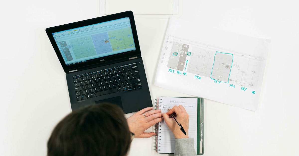 Pesquisador focado analisando notas e transcrições qualitativas em laptop sobre mesa clara