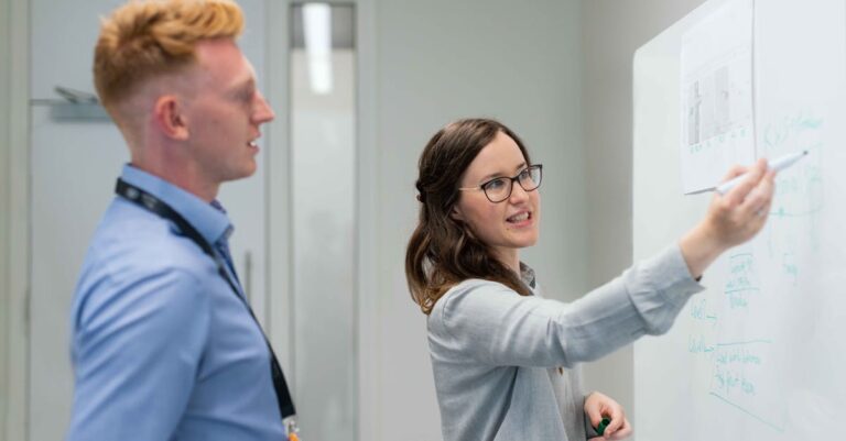 Mentor orientando pesquisador em caminho de sucesso acadêmico com foco e seriedade