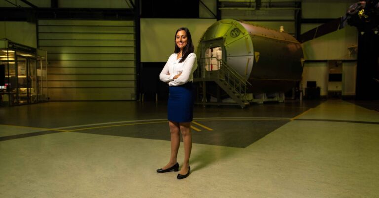 Pesquisador confiante revisando tese finalizada em ambiente profissional clean