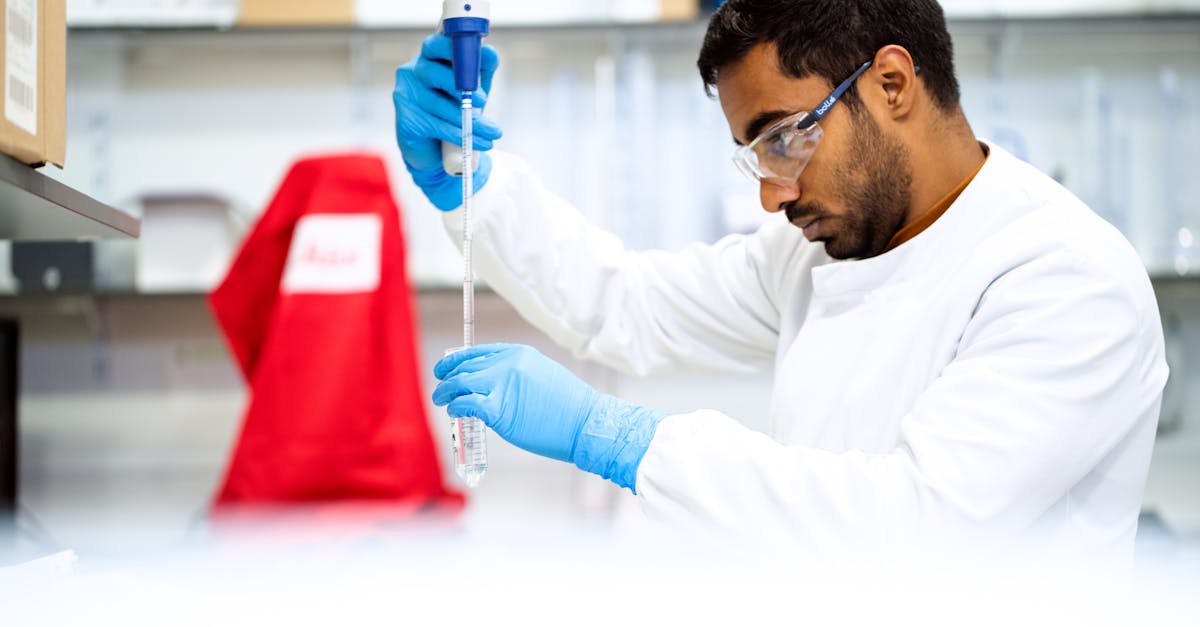 Pesquisadora focada escrevendo em laptop com timer Pomodoro na mesa, iluminação natural e fundo limpo.