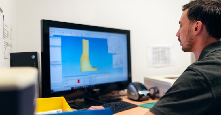 Pesquisador instalando software de gerenciamento em computador de escritório iluminado naturalmente