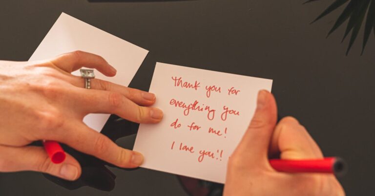 Mulher focada escrevendo notas pensativas em mesa com iluminação natural.