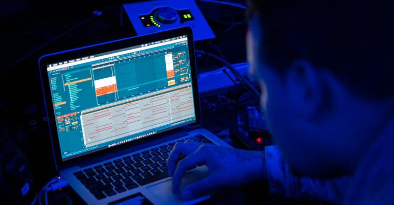 Pesquisador operando software estatístico SPSS em computador com foco na tela iluminada