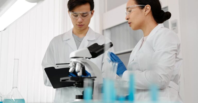 Pesquisador calculando poder estatístico em software com foco em métricas de effect size