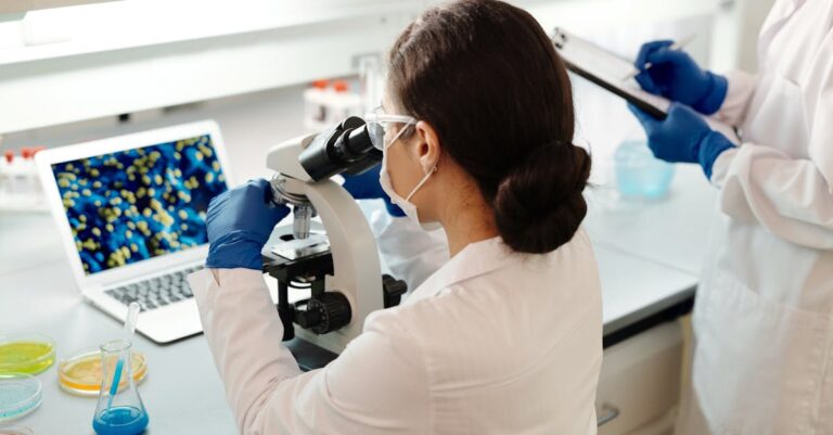 Analista estatístico selecionando teste post-hoc apropriado em interface de software com foco sério