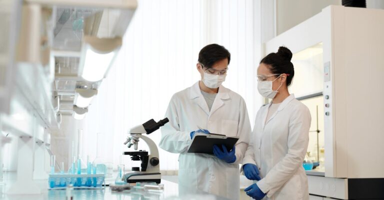 Cientista analisando dados em computador com gráficos e foco profissional