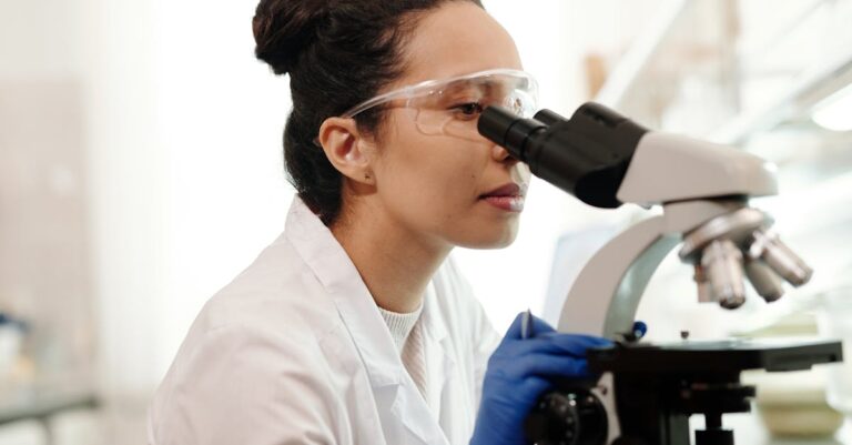 Pesquisador examinando diagrama de passos em tablet em setup de trabalho clean e profissional