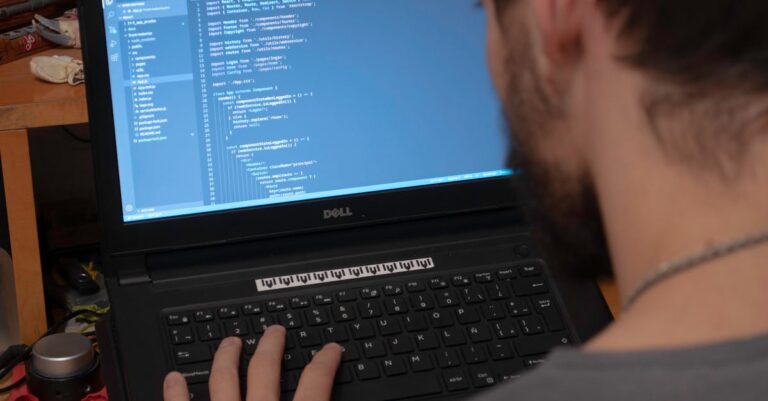 Estudante de doutorado codificando em laptop com dados econômicos em ambiente de estudo clean