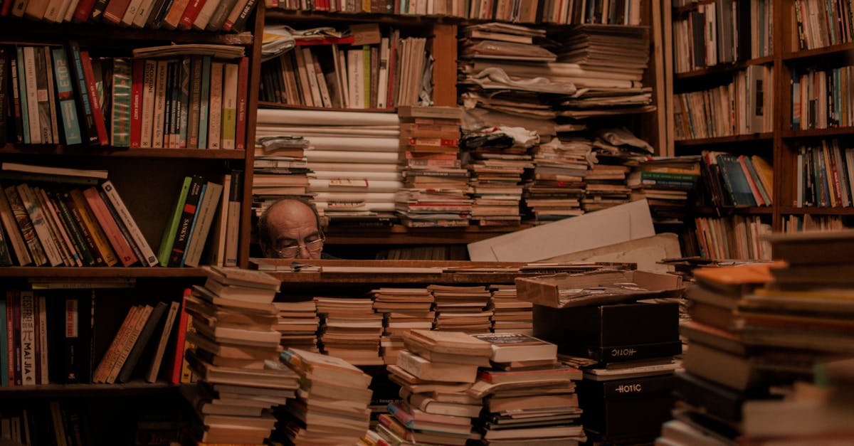 Pesquisador em mesa limpa analisando pilha de livros e artigos com expressão de descoberta focada