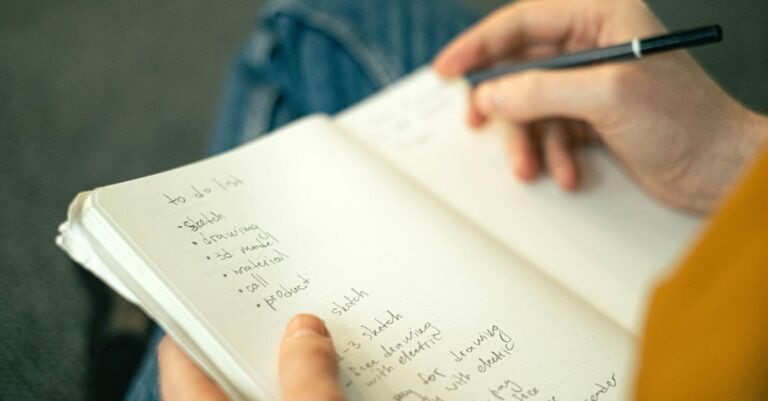 Pesquisador editando documento no computador com tracked changes ativado, close-up em tela com alterações destacadas