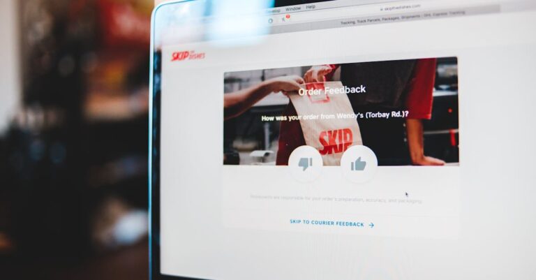 Pesquisador organizando feedbacks de revisores em planilha no computador