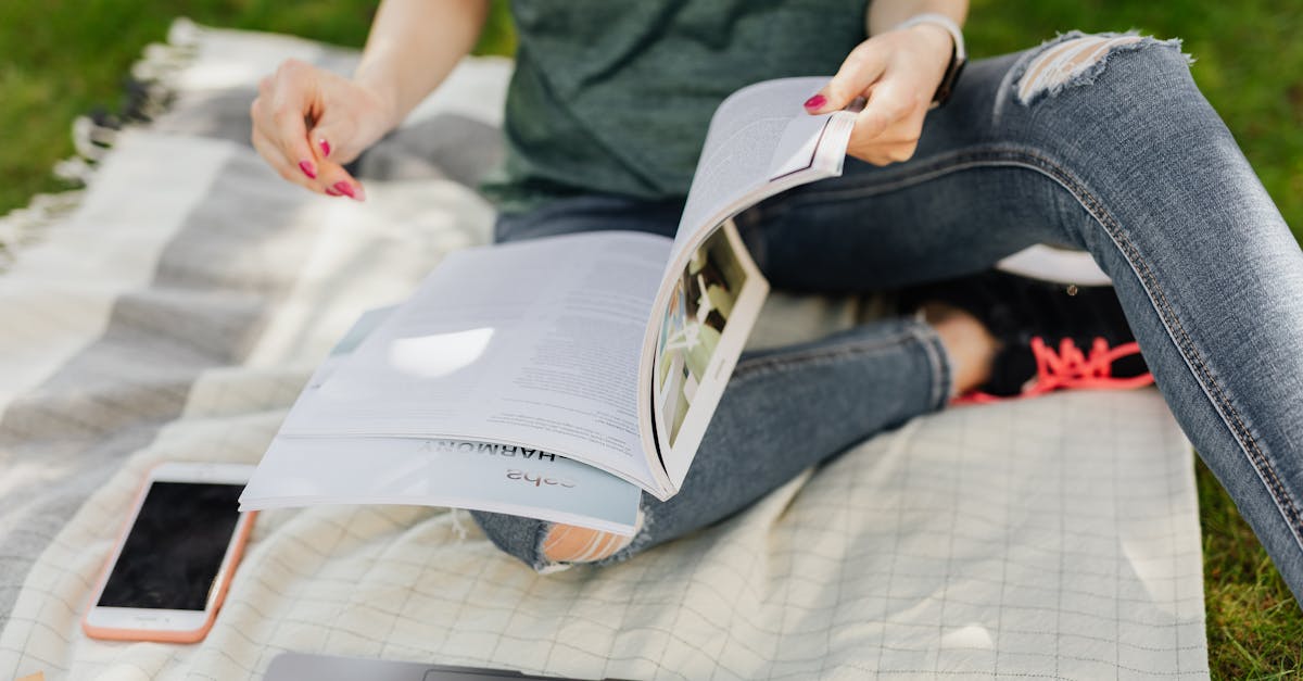 Pesquisador focado em laptop analisando lista de periódicos acadêmicos em mesa clean com iluminação natural
