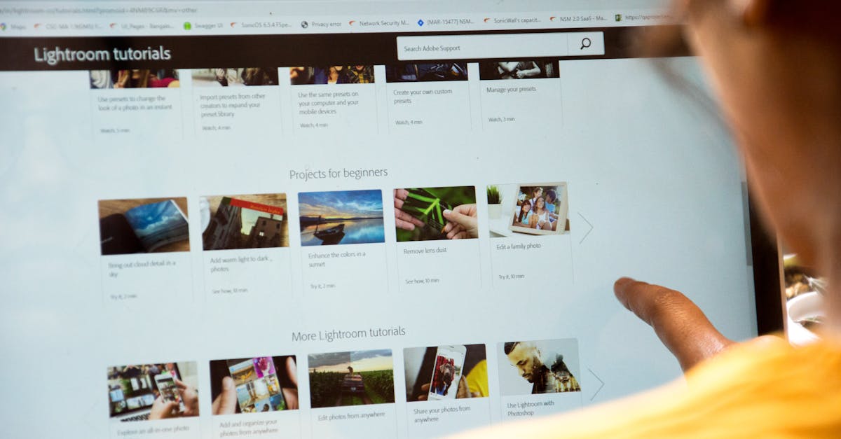 Pesquisadora focada editando um documento científico em laptop sobre mesa limpa com iluminação natural