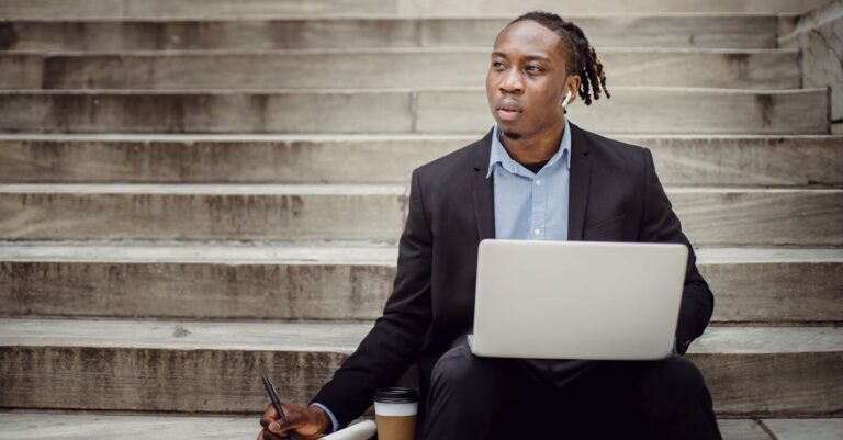 Pesquisador seguindo passos anotados em notebook em ambiente profissional sóbrio.
