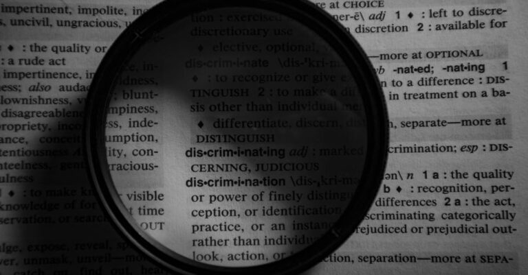 Cientista em ambiente minimalista destacando pontos chave em quadro com gráficos claros e iluminação natural