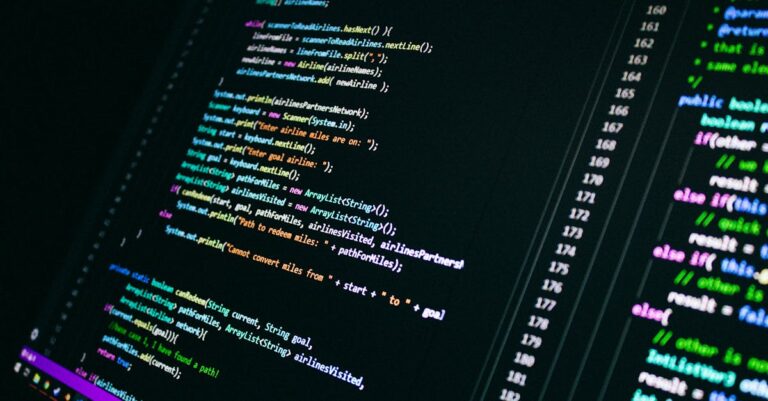 Pesquisador inserindo citações de fontes abaixo de tabela em ambiente de estudo clean