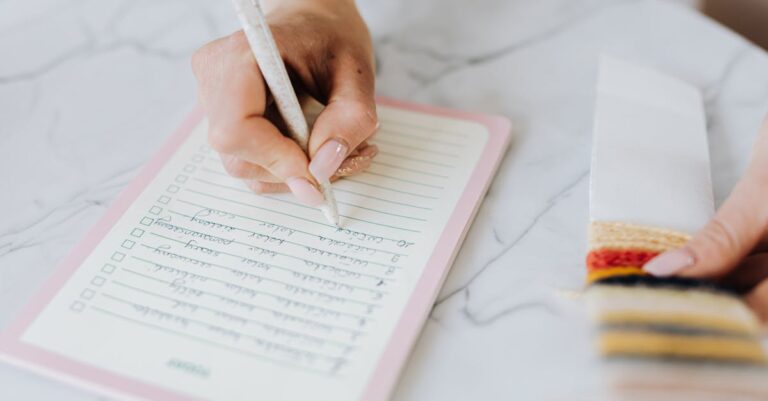 Mulher verificando checklist de escrita acadêmica em notebook com seriedade