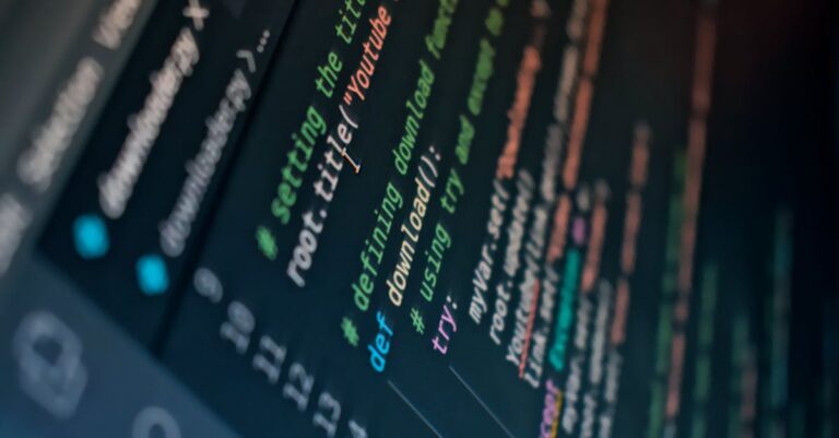 Estudante de pós-graduação configurando software de gerenciamento de referências em computador com foco na tela