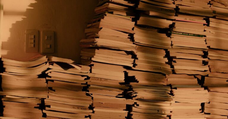 Acadêmico compilando tabela estatística ABNT em computador com detalhes focados e iluminação suave