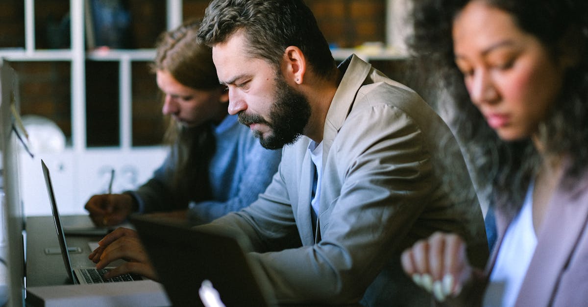 Pesquisadores diversos conectados em uma rede visual de colaboração acadêmica com fundo limpo
